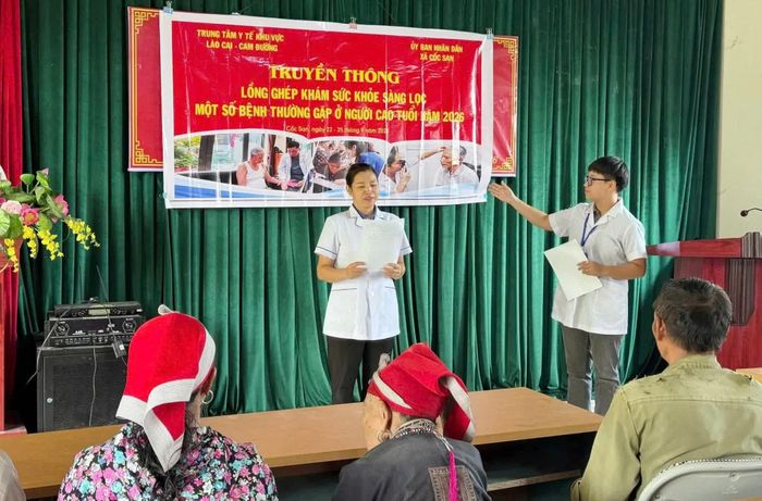 Hoạt động truyền thông và khám sức khỏe được tổ chức tại nhà văn hóa thôn.