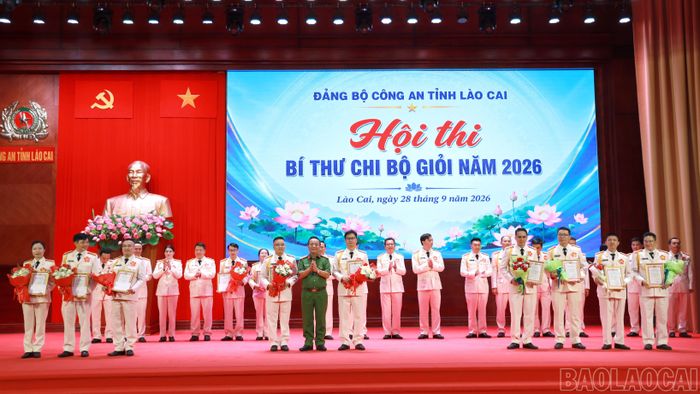 Đại tá Nguyễn Xuân Tuấn - Ủy viên Ban Thường vụ Đảng ủy, Phó Giám đốc Công an tỉnh trao giải cho các thí sinh có thành tích xuất sắc.