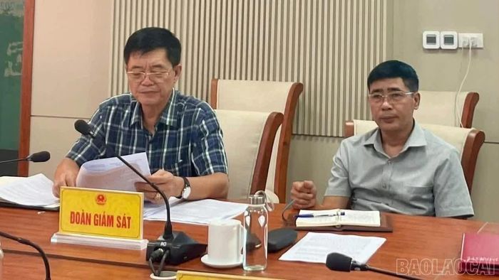 Đoàn giám sát trao đổi về việc thực hiện Dự án 6 tại phường Nghĩa Lộ.