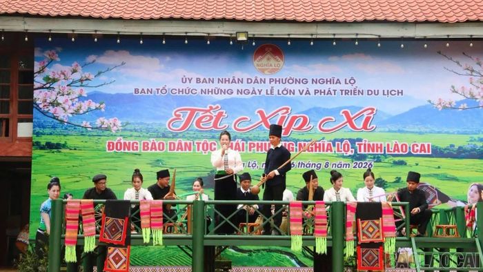 Tiết mục văn nghệ tại Ngày hội Tết Xíp xí của dân tộc Thái.