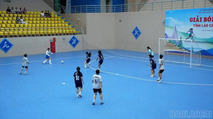 Các cầu thủ CLB Thiên An xã Lục Yên (áo trắng) liên tục triển khai tấn công khung thành Trường THPT Lê Hồng Phong (áo xanh than).