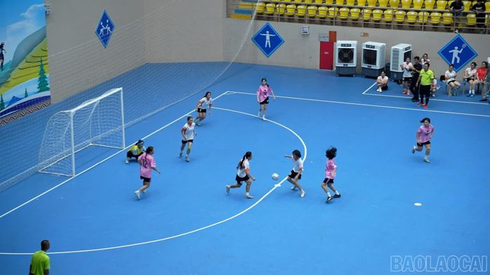  Đội bóng đá nữ xã Tằng Loỏng (áo trắng) và đội bóng Trường Tiểu học Bắc Cường (áo hồng) trong trận bán kết. 