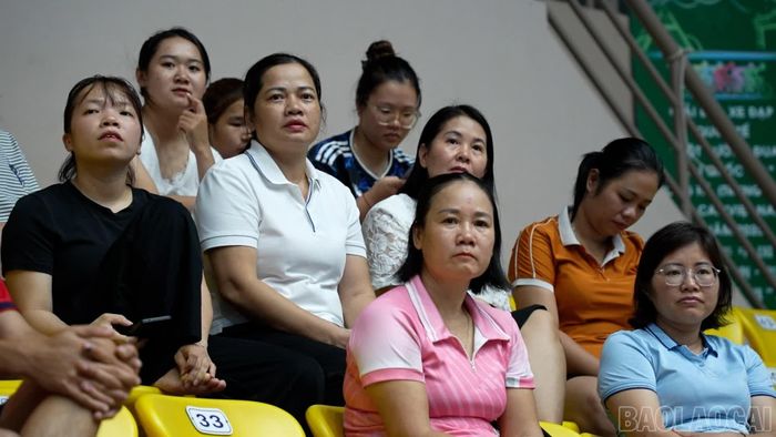 Khán giả theo dõi trận đấu tại Nhà thi đấu đa năng tỉnh Lào Cai.