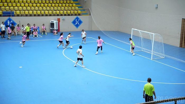 Trận bán kết diễn ra sôi nổi với nhiều tình huống tấn công về phía khung thành hai đội.
