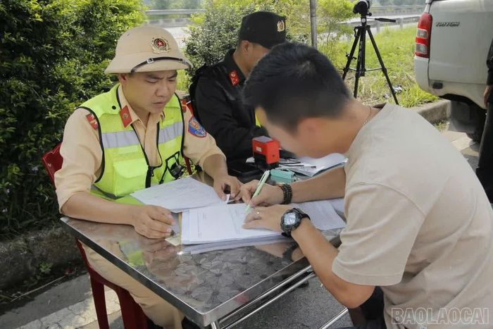Đội Cảnh sát giao thông đường bộ cao tốc số 1, Phòng 6, Cục Cảnh sát giao thông đã phát hiện và xử lý hơn 500 trường hợp vi phạm, với tổng số tiền xử phạt gần 1,8 tỷ đồng.