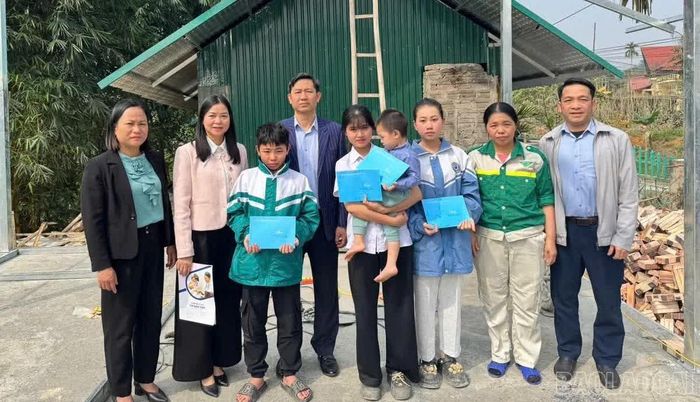 Trao hỗ trợ cho trẻ em có hoàn cảnh đặc biệt khó khăn.