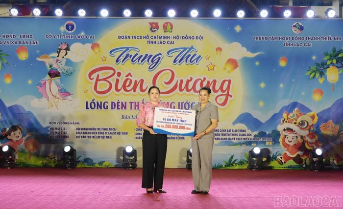 Trao quà cho trẻ em vùng cao Bản Lầu nhân dịp Tết Trung thu.