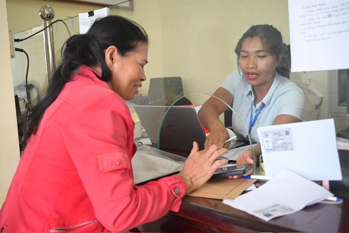Người dân xã Nhân Cơ được hướng dẫn các thao tác thực hiện thủ tục trên điện thoại thông minh