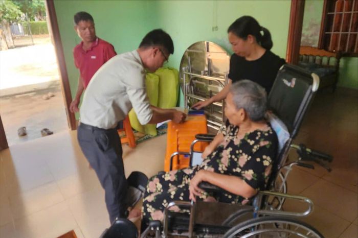 Cán bộ Trung tâm Phục vụ hành chính công xã Nam Đà hỗ trợ người dân thực hiện các thủ tục hành chính trực tuyến tại nhà