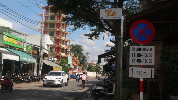 Người dân kiến nghị ngành chức năng điều chỉnh phù hợp biển báo giao thông tuyến phố ẩm thực đường Tuyên Quang