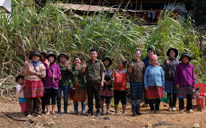 Sùng Vang Tính (trang phục an ninh trật tự) được sự tin tưởng của bà con Tiểu khu 176