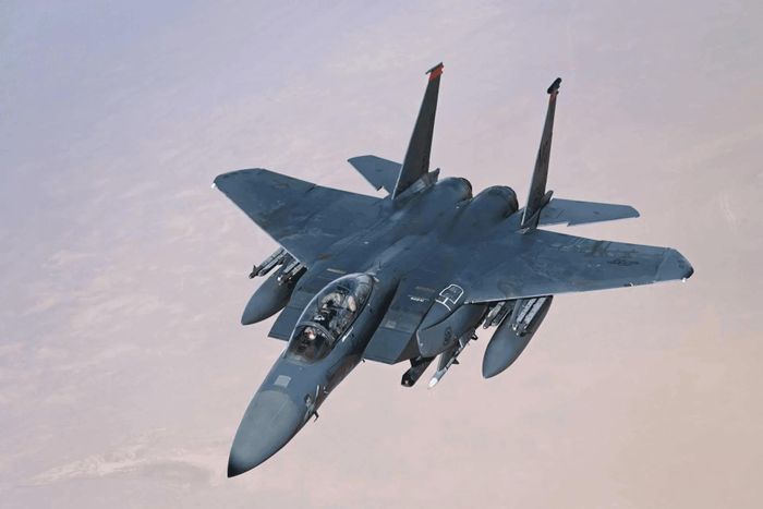 F-15E Strike Eagle mang các ống phóng APKWS trong cấu hình chống UAV. Ảnh: Không quân Mỹ