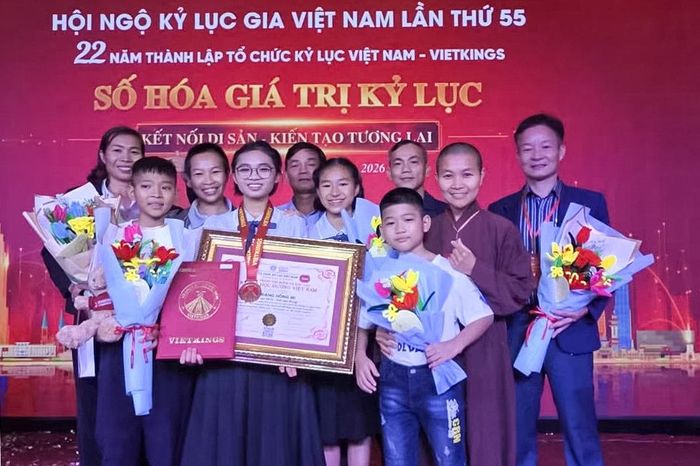 Em Đặng Hồng Mi, học sinh lớp 9A3, Trường THCS Quang Trung, được vinh danh tại Hội ngộ Kỷ lục gia Việt Nam lần thứ 55
