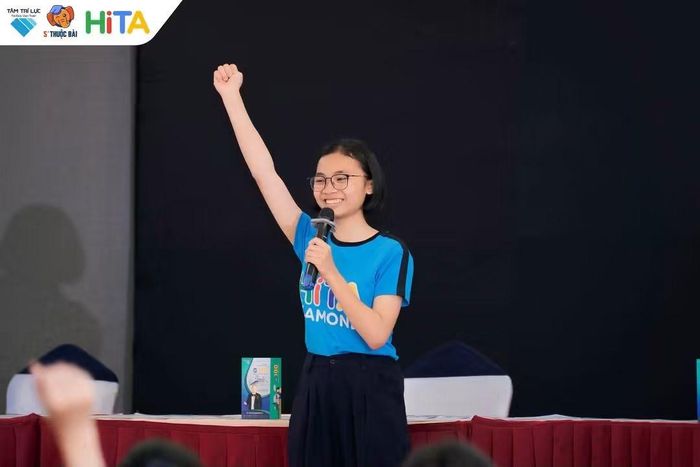 Hồng Mi thực hiện thử thách trước Hội đồng thẩm định