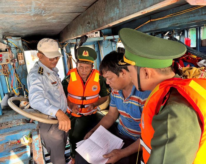 Bộ đội Biên phòng tỉnh phối hợp kiểm tra các điều kiện trước khi tàu cá ra khơi khai thác hải sản