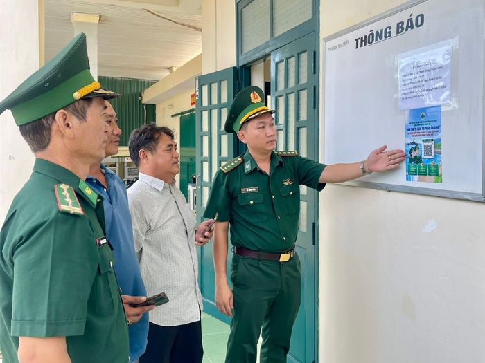 Đồn Biên phòng Thanh Hải hướng dẫn người dân quét mã QR để tố giác tội phạm và các hành vi vi phạm pháp luật khi triển khai mô hình “Hòm thư tố giác tội phạm ẩn danh”