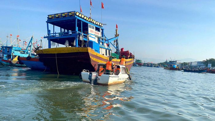 Đồn Biên phòng Hòa Minh kiểm tra tàu cá, tàu dịch vụ nghề cá trên vùng biển đơn vị phụ trách