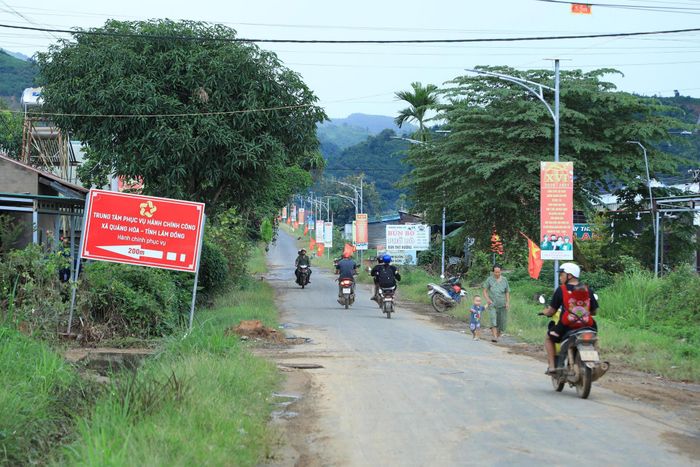 Tỉnh lộ 4B đi qua trung tâm xã Quảng Hòa, tỉnh Lâm Đồng nhỏ hẹp, gây khó khăn cho phương tiện lưu thông