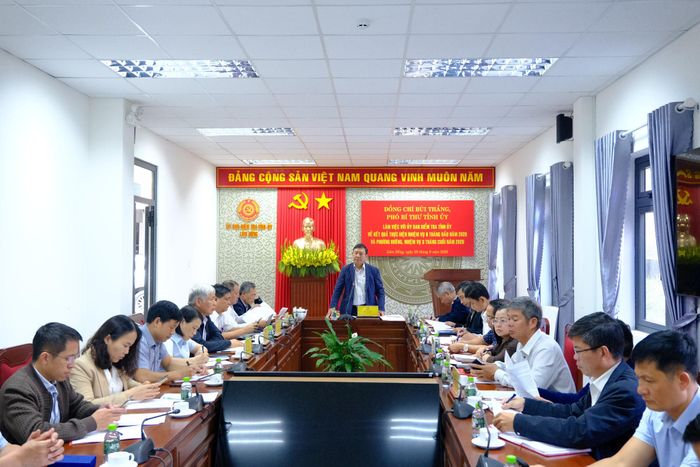 Quang cảnh buổi làm việc