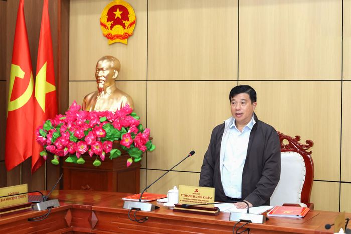 Đồng chí Y Thanh Hà Niê Kđăm, Ủy viên Ban Chấp hành Trung ương Đảng, Bí thư Tỉnh ủy, Trưởng Đoàn ĐBQH tỉnh Lâm Đồng chỉ đạo sau khi nghe các ngành, địa phương báo cáo những nội dung kiến nghị của công dân