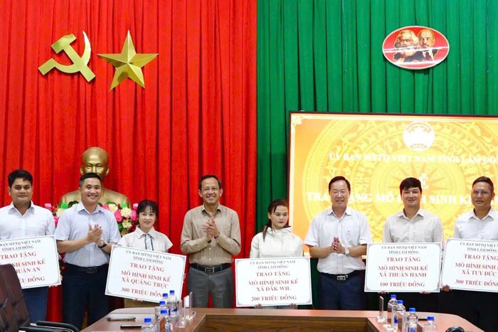 Ban Thường trực Ủy ban MTTQ Việt Nam tỉnh trao bảng biểu trưng hỗ trợ cho đại diện 5 xã biên giới