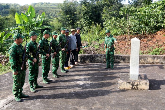 Người dân tham gia phối hợp với lực lượng biên phòng bảo vệ đường biên, cột mốc