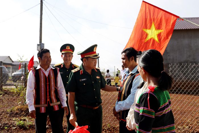 Lãnh đạo Quân khu 7 thăm, tặng quà các hộ dân sinh sống tại Điểm dân cư liền kề chốt dân quân biên giới