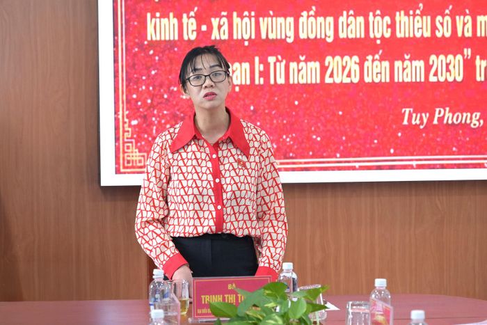 ĐBQH Trịnh Thị Tú Anh cùng đoàn khảo sát làm việc tại xã Tuy Phong