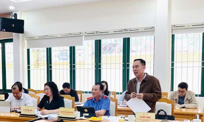 Đồng chí Lê Huy Toàn, Tỉnh ủy viên, Giám đốc Báo và Phát thanh, Truyền hình Lâm Đồng báo cáo tại hội nghị