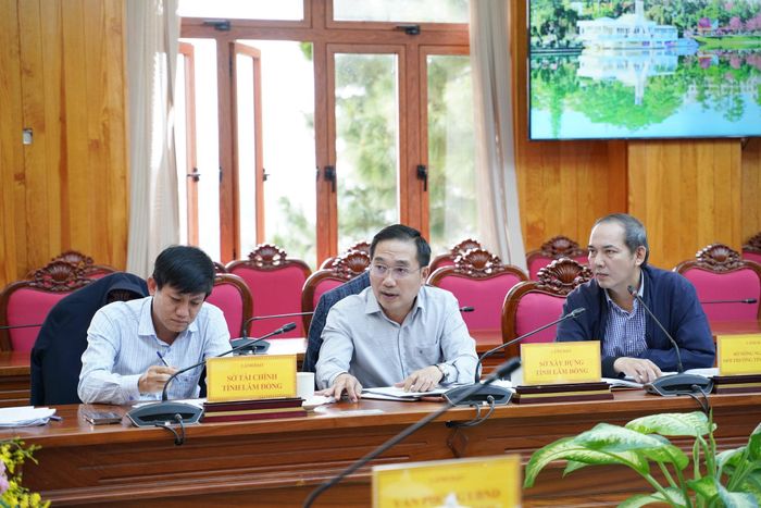 Đại diện lãnh đạo các sở, ngành tham dự buổi làm việc