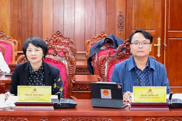 Đồng chí Đặng Hồng Sỹ, Phó Bí thư Thường trực Tỉnh ủy (bên phải); đồng chí Phạm Thị Phúc, Phó Bí thư Tỉnh ủy, Chủ tịch Ủy ban MTTQ Việt Nam tỉnh (bên trái) dự hội nghị