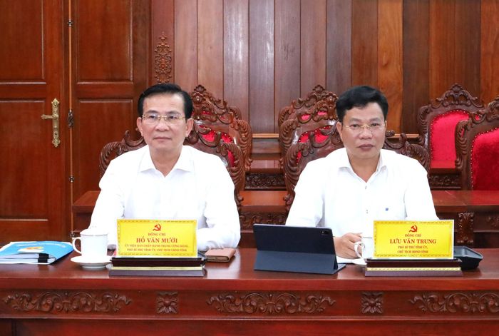 Đồng chí Hồ Văn Mười, Ủy viên Ban Chấp hành Trung ương Đảng, Phó Bí thư Tỉnh ủy, Chủ tịch UBND tỉnh (bên trái); đồng chí Lưu Văn Trung, Phó Bí thư Tỉnh ủy, Chủ tịch HĐND tỉnh (bên phải) dự hội nghị