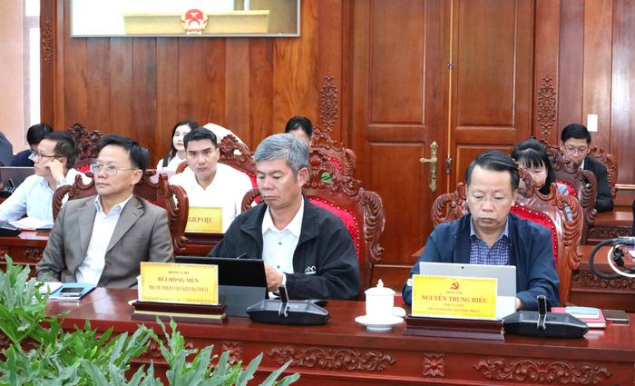 Lãnh đạo các sở, ban, ngành dự hội nghị