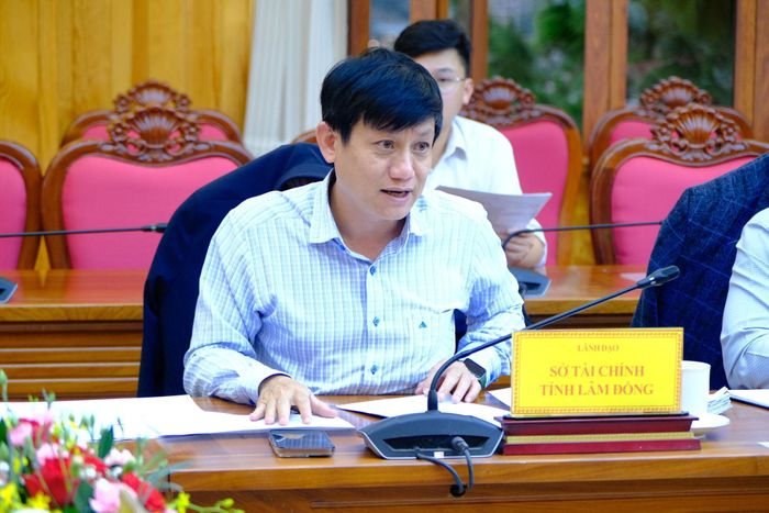 Ông Võ Đức Tuấn, Phó Giám đốc Sở Tài chính báo cáo tiến độ thực hiện các dự án tại buổi làm việc