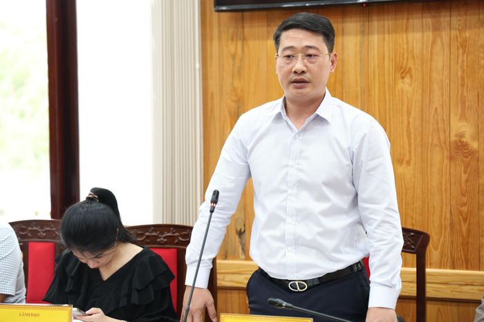 Giám đốc Trung tâm Xúc tiến đầu tư, Thương mại và Du lịch Lâm Đồng Nghiêm Đình Hiếu báo cáo về kế hoạch hợp tác với các hãng truyền thông nước ngoài