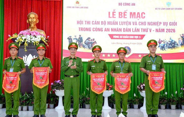 Đại tá Nguyễn Văn Dũng - Phó Giám đốc Công an tỉnh trao giải Nhất cho các chiến sĩ