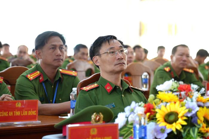 Đại tá Nguyễn Văn Dũng, Phó Giám đốc Công an tỉnh Lâm Đồng và các biểu tham dự lễ bế mạc hội thi