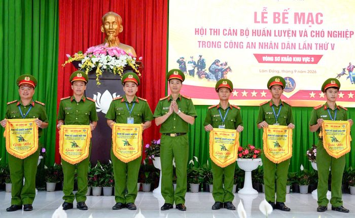 Ban Tổ chức trao giải Nhì cho các chiến sĩ