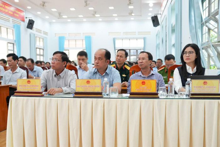 Lãnh đạo các sở, ban, ngành tham dự buổi tiếp xúc cử tri