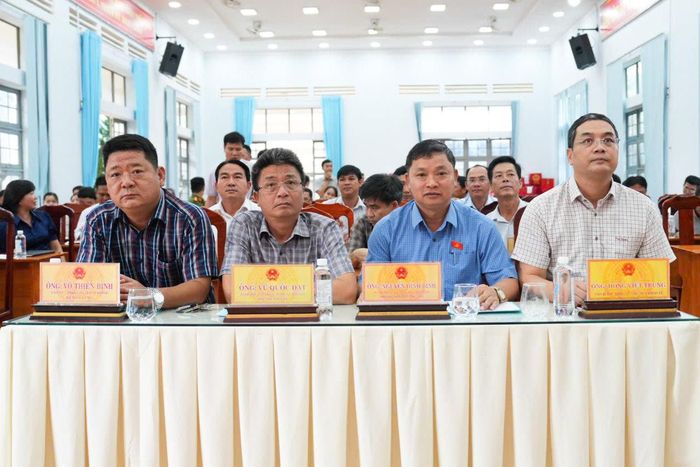 Lãnh đạo địa phương tham dự buổi tiếp xúc cử tri
