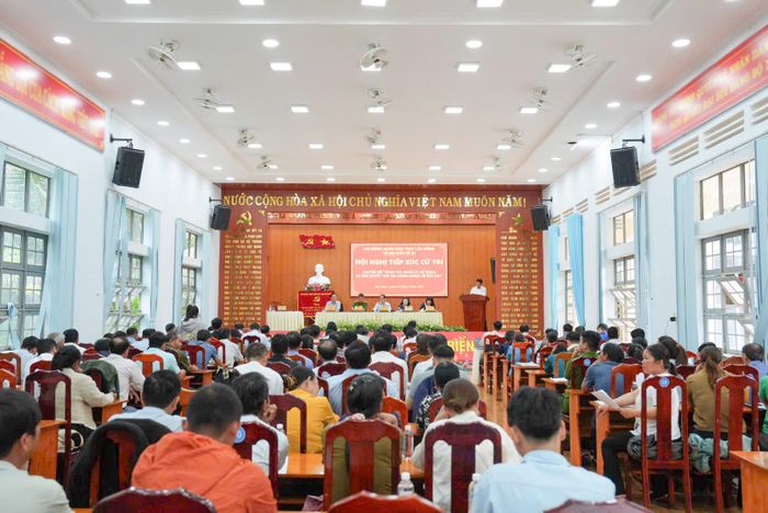 Đông đảo cử tri địa phương tham dự buổi tiếp xúc cử tri tại xã Bảo Lâm 3