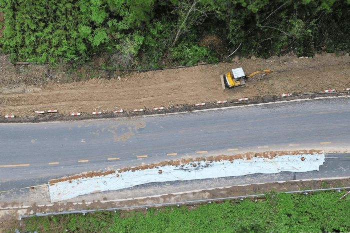 Khu vực vết nứt dài khoảng 40 m được phủ bạt và phần đường đối diện bên taluy dương được mở rộng, gia cố bảo đảm an toàn giao thông cho các phương tiện lưu thông