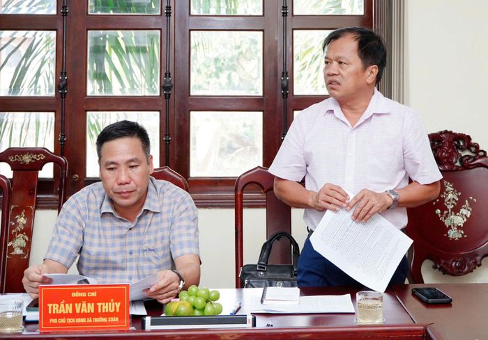 Ông Thạch Cảnh Tịnh, Chủ tịch UBND phường Đông Gia Nghĩa báo cáo kết quả thực hiện mạng lưới y tế cơ sở và thực hiện Nghị quyết số 57