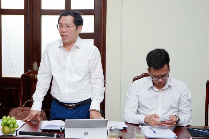 Ông Huỳnh Thanh Huynh, Phó Giám đốc Sở Y tế, thành viên đoàn giám sát trao đổi kiến nghị của các địa phương