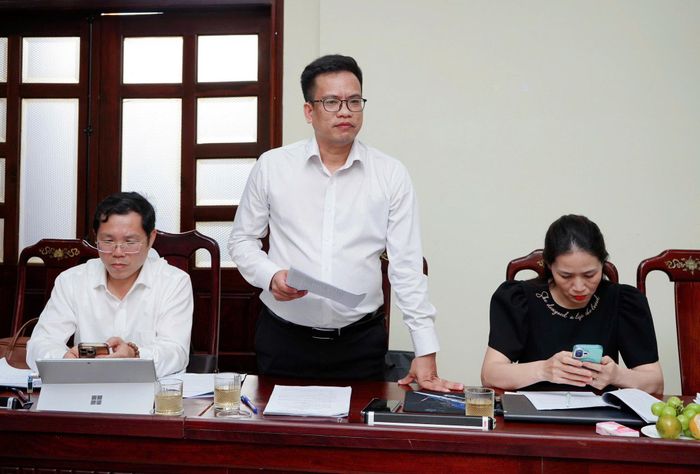 Ông Trần Ngọc Lâm, Phó Trưởng phòng Tổ chức - Biên chế, Sở Nội vụ, thành viên đoàn giám sát trao đổi tại buổi làm việc