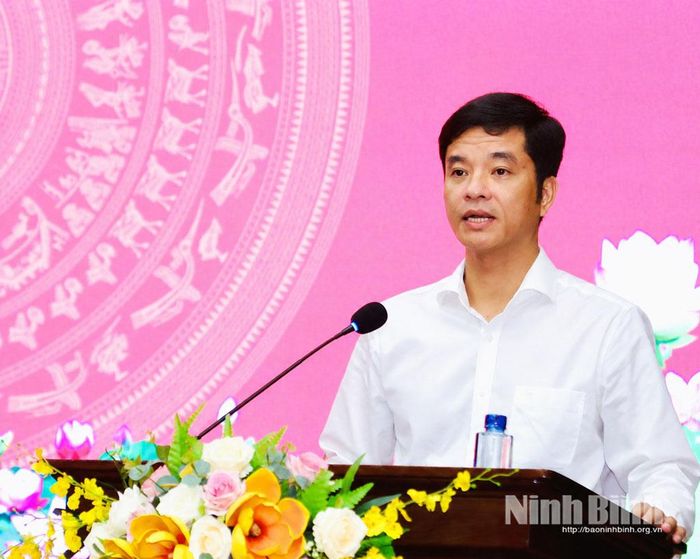 Đồng chí Phan Thành Công, Tỉnh ủy viên, Hiệu trưởng Trường Chính trị Trường Chinh phát biểu khai mạc lớp bồi dưỡng.
