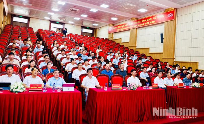 Các đại biểu dự lễ khai mạc.