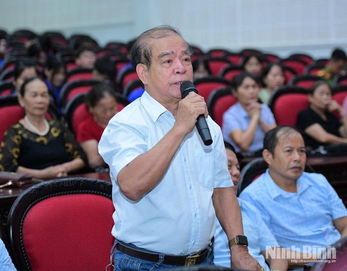 Đại diện Hội Cựu chiến binh phường nêu ý kiến tại hội nghị đối thoại.