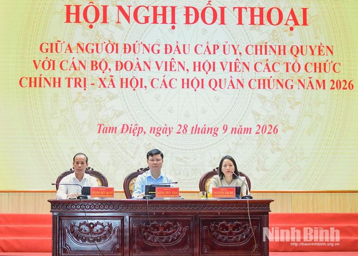 Các đồng chí Thường trực Đảng ủy phường chủ trì hội nghị đối thoại.
