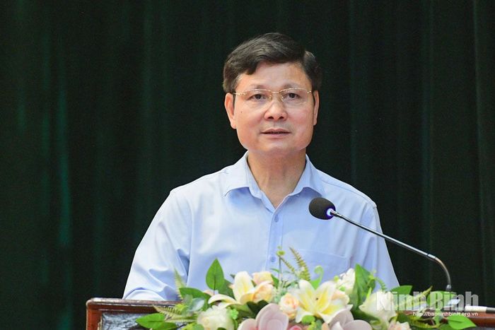Đồng chí Đặng Đức Tân, Tỉnh ủy viên, Bí thư Đảng ủy phường phát biểu tại hội nghị đối thoại.